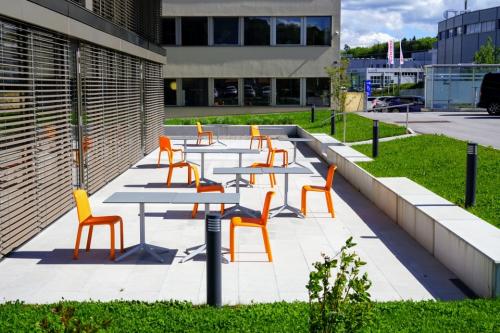 Terrasse avec du mobilier orange