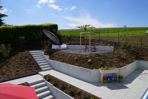 Jardin en étages construit avec des murs et escaliers en béton