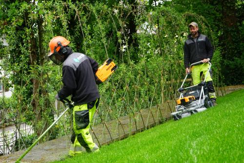 Des jardiniers qui entretiennent un jardin 