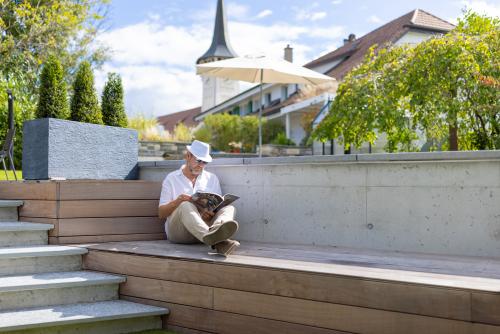 Homme qui lit sur un gradin de bois