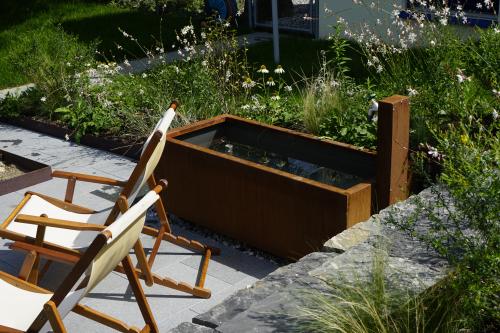 Mobilier et fontaine au-sein d'un jardin privé