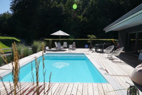 Piscine en coque préfabriqué et plancher bois