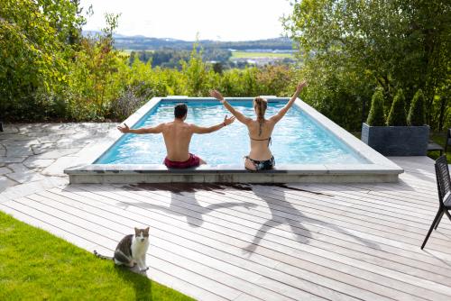 Homme et femme au bord de la piscine