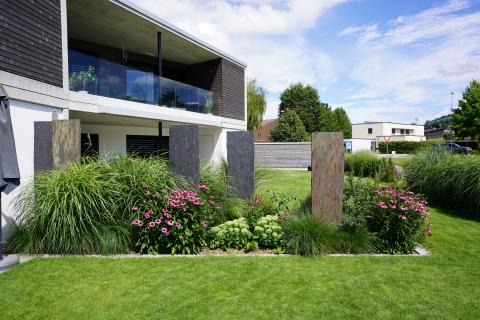 Panneau brise-vue et massif de plantes dans un jardin privé