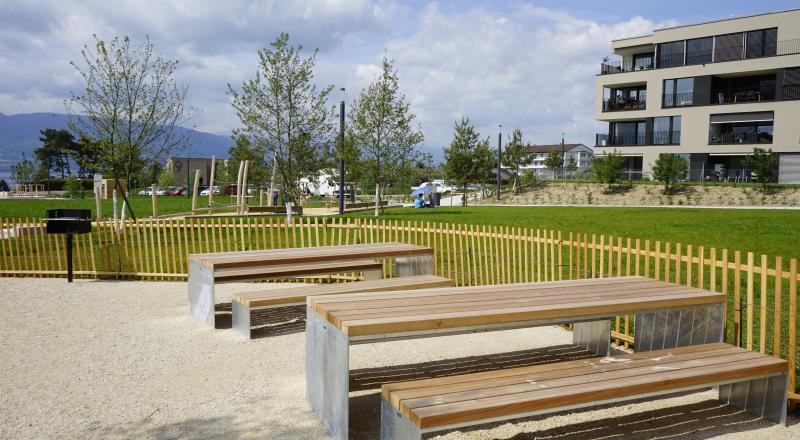 Tables et bancs en bois et métal